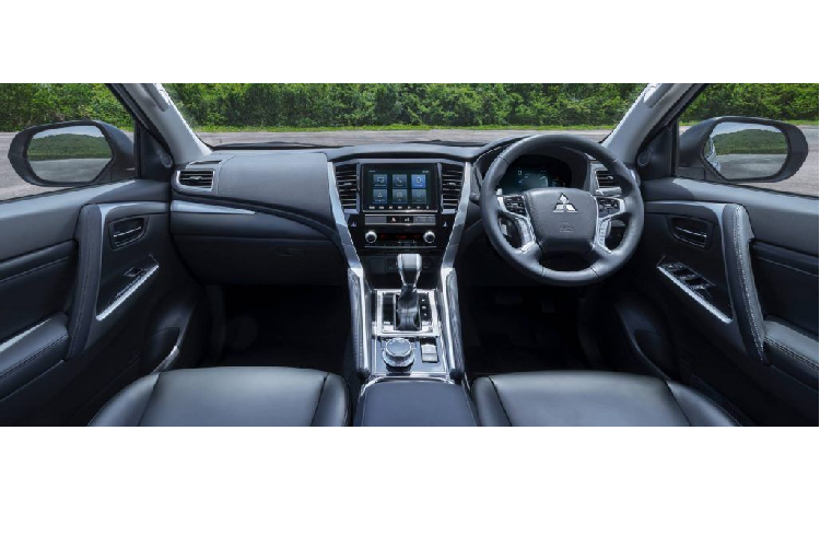 Không gian nội thất của Mitsubishi Pajero Sport 2020 phiên bản thể thao không đón nhận nhiều sự thay đổi đáng kể. Hãng xe Nhật Bản chỉ thêm một số trang bị như thảm lót sàn cao su cho khoang hành lý, tem nội thất giả carbon và đặc biệt là hệ thống camera hành trình phục vụ cho người lái.