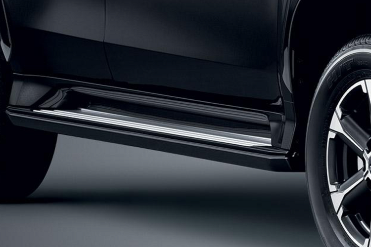 Bậc lên xuống cũng được ốp viền kim loại màu tương phản với thân xe