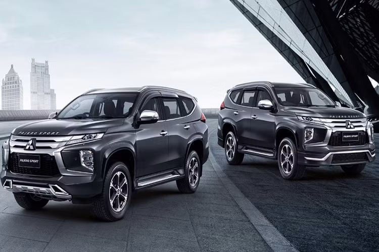 Mới đây, hãng xe hơi danh tiếng Nhật Bản vừa chính thức giới thiệu tới công chúng phiên bản trang bị thể thao của mẫu xe Mitsubishi Pajero Sport 2020. So với phiên bản tiêu chuẩn, sự khác biệt trên bản thể thao của mẫu Pajero Sport 2020 chỉ đến từ các trang bị nội, ngoại thất. Giá bán của phiên bản thể thao hiện chưa được công bố.