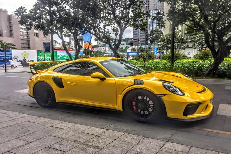 Mới đây, giới mê xe tại TP HCM đã vô tình bắt gặp siêu phẩm Porsche 911 GT3 RS 2019 đầu tiên tại Việt Nam lăn bánh trên phố cùng cặp biển số trắng đầy bất ngờ. Mẫu xe này mang nước sơn ngoại thất màu vàng Racing Yellow nổi bật và thuộc đời 2019, mang mã hiệu 991.2 ra mắt lần đầu tiên tại triển lãm Geneva năm 2018.