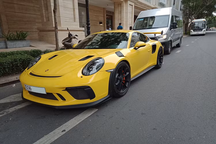 Cụm đèn chiếu sáng công nghệ Full-Led với 2 choá projector xếp thành 2 tầng, đi cùng dải đèn định vị ban ngày bốn điểm đặc trưng của Porsche nằm gọn gàng trong viền Led hình tròn ở ngoài - đây là một chi tiết mà không thể nhầm lẫn trên các mẫu xe khác.