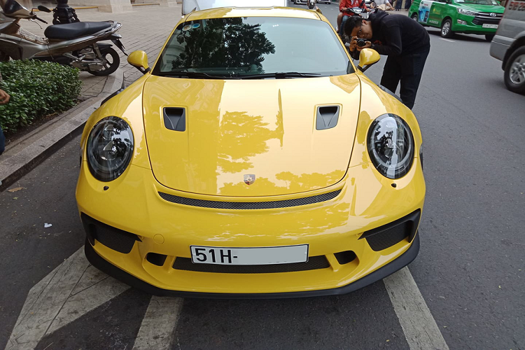 Mẫu siêu xe Porsche 911 GT3 RS 2019 là phiên bản hiệu suất cao của dòng xe thể thao huyền thoại 911, xe sở hữu những công nghệ dành riêng cho xe đua và được áp dụng một cách hợp lý khiến 911 GT3 RS có khả năng vận hành tối ưu trên mọi cung đường.