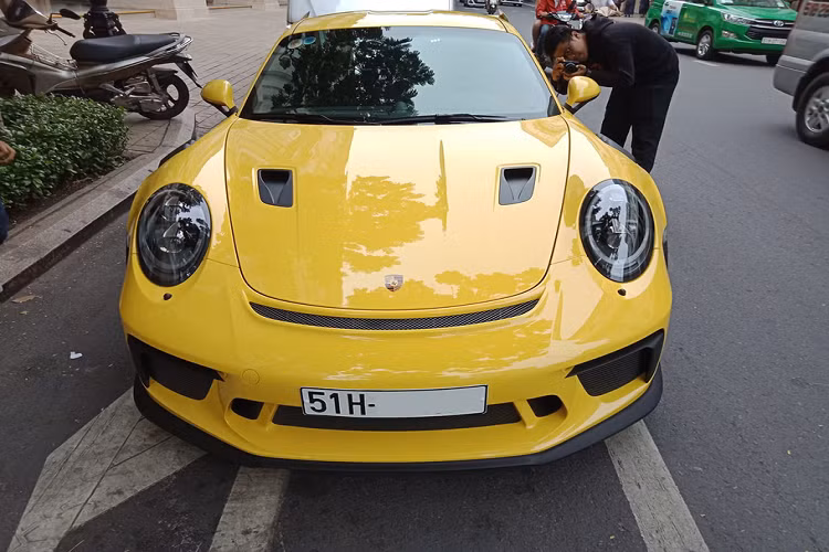 Mẫu siêu xe Porsche 911 GT3 RS 2019 là phiên bản hiệu suất cao của dòng xe thể thao huyền thoại 911, xe sở hữu những công nghệ dành riêng cho xe đua và được áp dụng một cách hợp lý khiến 911 GT3 RS có khả năng vận hành tối ưu trên mọi cung đường.