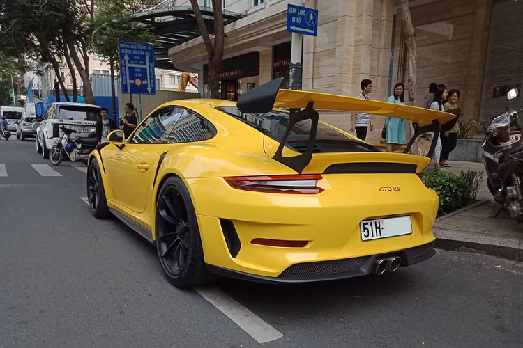 Đèn xi nhan thanh mảnh kèm 4 hốc hút gió to bản nhằm tăng tính khí động học cho siêu xe. Phần đuôi xe vẫn là cụm đèn hậu dạng 3 tầng Led sắc sảo cùng cánh lướt gió cỡ lớn giống kiểu xe đua được đặt nhô cao hơn hẳn. Cặp ống xả kép nằm gọn gàng ở vị trí trung tâm cản sau.