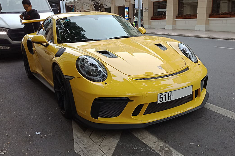 Về thiết kế ngoại thất, Porsche 911 GT3 RS 2019 mang những đường nét thiết kế đậm chất thể thao với phần nắp ca-pô dài cộng thêm 2 khe hút gió đặt dọc kết hợp cùng các đường gân dập nổi sơn tạo cảm giác khoẻ khoắn hơn.