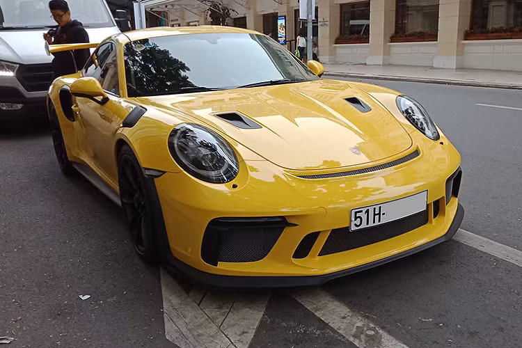 Về thiết kế ngoại thất, Porsche 911 GT3 RS 2019 mang những đường nét thiết kế đậm chất thể thao với phần nắp ca-pô dài cộng thêm 2 khe hút gió đặt dọc kết hợp cùng các đường gân dập nổi sơn tạo cảm giác khoẻ khoắn hơn.