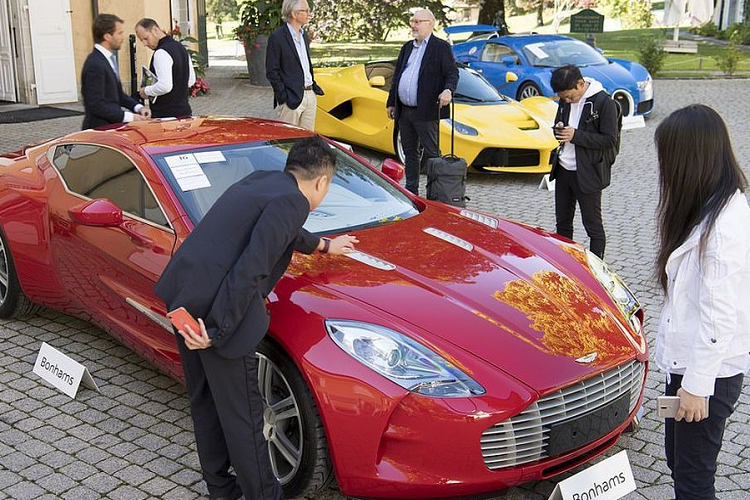 Người đàn ông 49 tuổi, rất có khả năng kế nhiệm chức Tổng thống Guinea Xích đạo, thường đăng những bức ảnh thể hiện sự giàu có của mình trên tài khoản Instagram có tên “Teddynguema”, với hơn 90.000 người theo dõi. Trong những lần “dính dáng” đến pháp luật quốc tế, hồi tháng 10-2017,Teodorin Obiang bị tòa án ở Paris kết án 3 năm tù treo vì tội danh biển thủ công quỹ để mua tài sản ở Pháp.