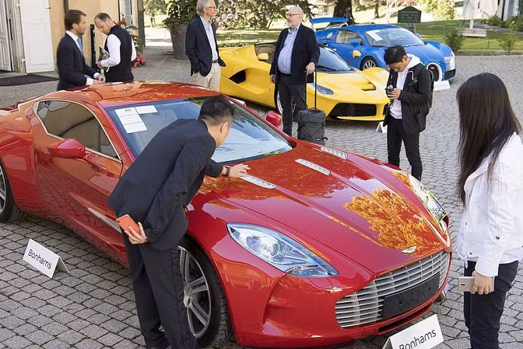 Người đàn ông 49 tuổi, rất có khả năng kế nhiệm chức Tổng thống Guinea Xích đạo, thường đăng những bức ảnh thể hiện sự giàu có của mình trên tài khoản Instagram có tên “Teddynguema”, với hơn 90.000 người theo dõi. Trong những lần “dính dáng” đến pháp luật quốc tế, hồi tháng 10-2017,Teodorin Obiang bị tòa án ở Paris kết án 3 năm tù treo vì tội danh biển thủ công quỹ để mua tài sản ở Pháp.