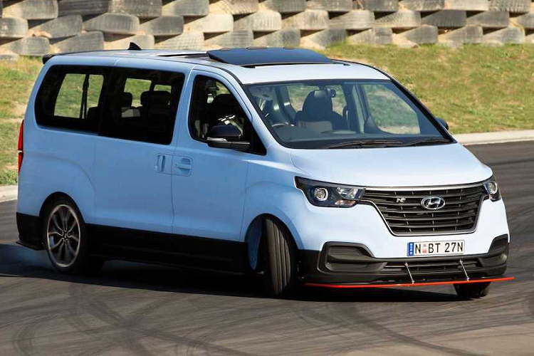 Giống những chiếc Hyundai N khác như i30 N, nó cũng có thân xe với màu sơn xanh đặc trưng và bộ mâm 19 inch 5 cánh kép kèm lốp độ bám đường cao. Ngoài ra Hyundai còn bổ sung các cánh khuếch tán gió dưới cản trước và sau nguyên bản của iMax N Drift Bus.