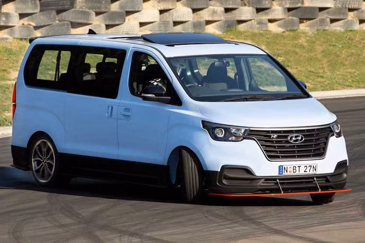 Giống những chiếc Hyundai N khác như i30 N, nó cũng có thân xe với màu sơn xanh đặc trưng và bộ mâm 19 inch 5 cánh kép kèm lốp độ bám đường cao. Ngoài ra Hyundai còn bổ sung các cánh khuếch tán gió dưới cản trước và sau nguyên bản của iMax N Drift Bus.