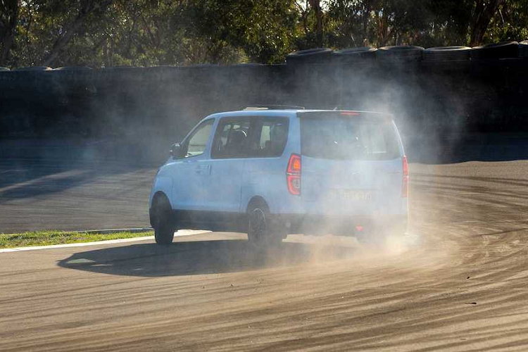Và mới đây, dòng xe này lại tiếp tục chứng minh được một khả năng đặc biệt mà không ai có thể ngờ tới - đó là biến thành một chiếc xe chuyên dụng cho bộ môn drift. Được bộ phận hiệu năng cao N Performance độ lại, phiên bản đặc biệt này của Hyundai Starex cho dân chơi có tên gọi chính thức là iMax N Drift Bus.