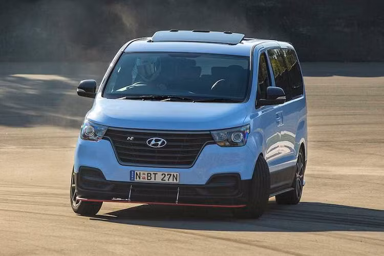 Tuy nhiên đúng như tên gọi, điểm đặc biệt nhất của chiếc xe van thể thao này nằm ở các đặc điểm để khiến nó duy trì được đường drift dài qua các khúc cua.