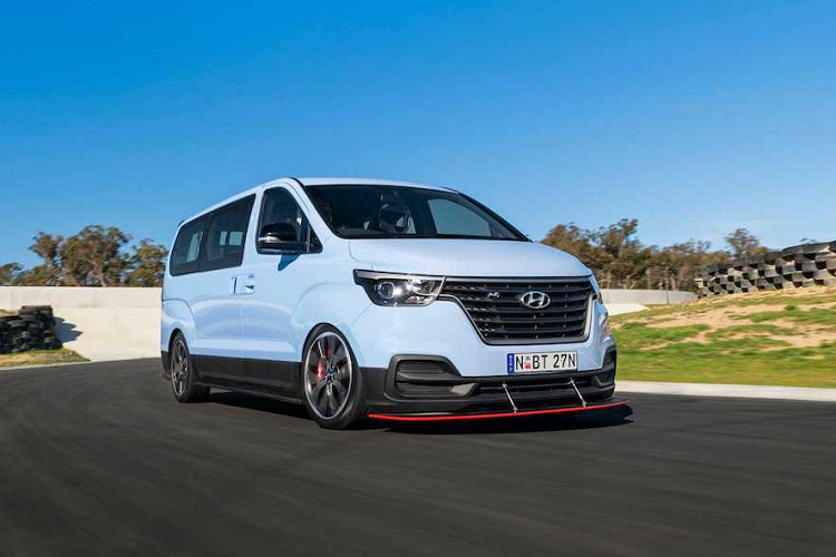 Bắt đầu từ hệ động lực, động cơ 2.5l diesel nguyên bản của iMax N Drift Bus đã được thay bằng máy xăng 3.5l V6 tăng áp kép mạnh mẽ, có công suất 402 mã lực và mô-men xoắn 555Nm. Toàn bộ sức mạnh này được truyền tới cầu sau qua hộp số tự động 8 cấp và bộ vi sai thể thao. Để người lái iMax N Drift Bus có thể dễ dàng kiểm soát được các đường drift hơn, chiếc xe cũng có hệ thống treo và phanh thể thao.