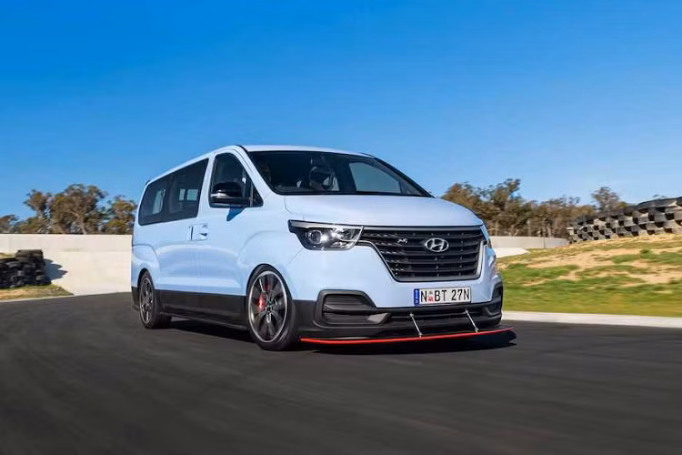 Bắt đầu từ hệ động lực, động cơ 2.5l diesel nguyên bản của iMax N Drift Bus đã được thay bằng máy xăng 3.5l V6 tăng áp kép mạnh mẽ, có công suất 402 mã lực và mô-men xoắn 555Nm. Toàn bộ sức mạnh này được truyền tới cầu sau qua hộp số tự động 8 cấp và bộ vi sai thể thao. Để người lái iMax N Drift Bus có thể dễ dàng kiểm soát được các đường drift hơn, chiếc xe cũng có hệ thống treo và phanh thể thao.