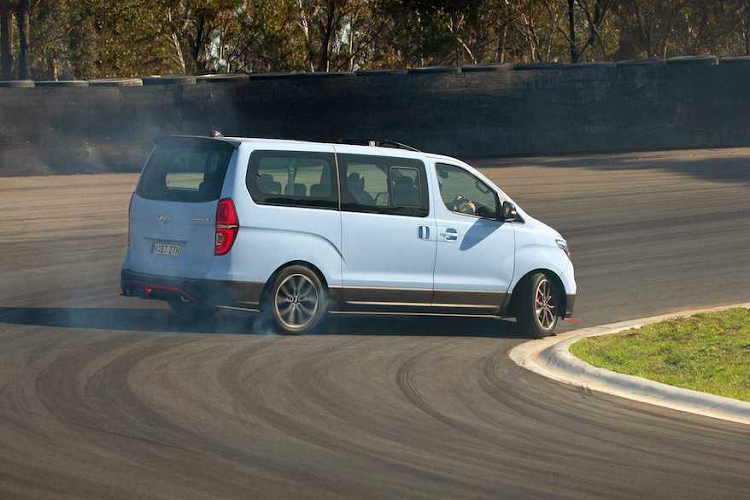 Và dù có hiệu năng cao, nhưng Hyundai Starex iMax N Drift Bus vẫn giữ nguyên khả năng chở được 8 người lớn như xe nguyên bản. Trên thực tế khi chở đủ người, nó còn có khả năng đạt tỷ lệ công suất/trọng lượng hoàn hảo 50:50. Bên trong nội thất, vô-lăng cùng cặp ghế trước của chiếc Starex/iMax nguyên bản đã bị loại bỏ để thay bằng loại thể thao, trong khi 2 hàng ghế sau được bọc lại trong da và nhung.