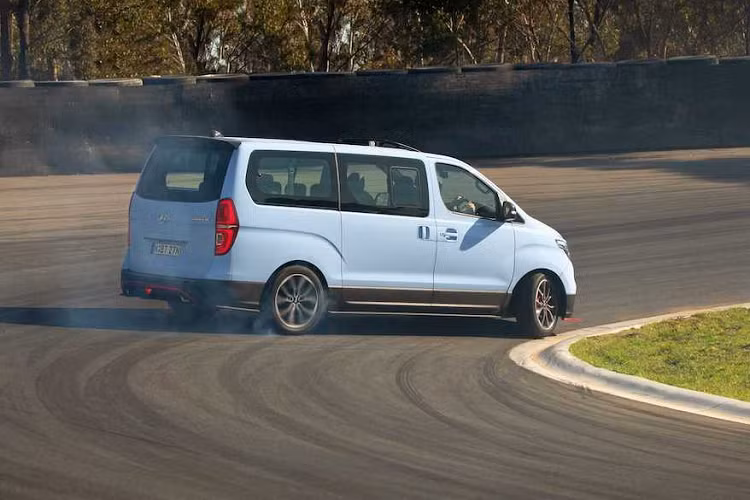 Và dù có hiệu năng cao, nhưng Hyundai Starex iMax N Drift Bus vẫn giữ nguyên khả năng chở được 8 người lớn như xe nguyên bản. Trên thực tế khi chở đủ người, nó còn có khả năng đạt tỷ lệ công suất/trọng lượng hoàn hảo 50:50. Bên trong nội thất, vô-lăng cùng cặp ghế trước của chiếc Starex/iMax nguyên bản đã bị loại bỏ để thay bằng loại thể thao, trong khi 2 hàng ghế sau được bọc lại trong da và nhung.