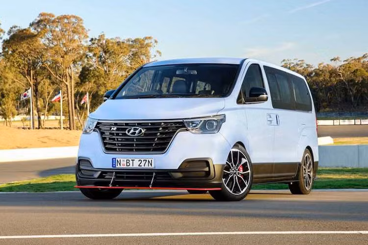 Bên cạnh các dòng xe như Toyota Hiace, Ford Transit, những chiếc xe van Hyundai Starex cũng được khá nhiều công ty vận tải chở hàng hoặc hành khách ưa chuộng tại Việt Nam. Tuy nhiên ở nước ngoài, dòng xe này còn làm được nhiều hơn thế.