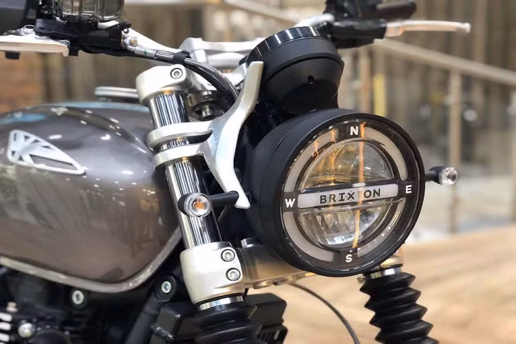 Thế nhưng, sau khi được "bung mền" tại EICMA 2019, nhiều biker trên thế giới đã đánh giá phiên bản concept này còn khá vụng về trong khâu hoàn thiện cũng như sử dụng. Thêm nữa, từ thiết kế cho đến kiểu dáng và một số chi tiết khá giống với "ông vua" trong làng xe cổ điển Triumph.