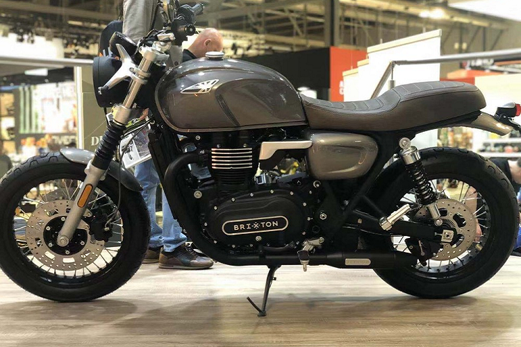 Chiếc xe mang kiểu dáng và độ hoàn thiện khá giống với những chiếc xe của Triumph đời trước khi mang bộ truyền động ở phía bên phải, phanh đĩa sau nằm bên trái. Mực dù sở hữu khối động cơ mạnh mẽ cùng thiết kế mới lạ, tuy giá xe Brixton 1200 mới được dự đoán sẽ rất "mềm"