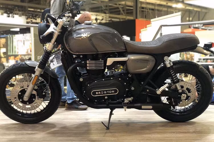 Chiếc xe mang kiểu dáng và độ hoàn thiện khá giống với những chiếc xe của Triumph đời trước khi mang bộ truyền động ở phía bên phải, phanh đĩa sau nằm bên trái. Mực dù sở hữu khối động cơ mạnh mẽ cùng thiết kế mới lạ, tuy giá xe Brixton 1200 mới được dự đoán sẽ rất "mềm"