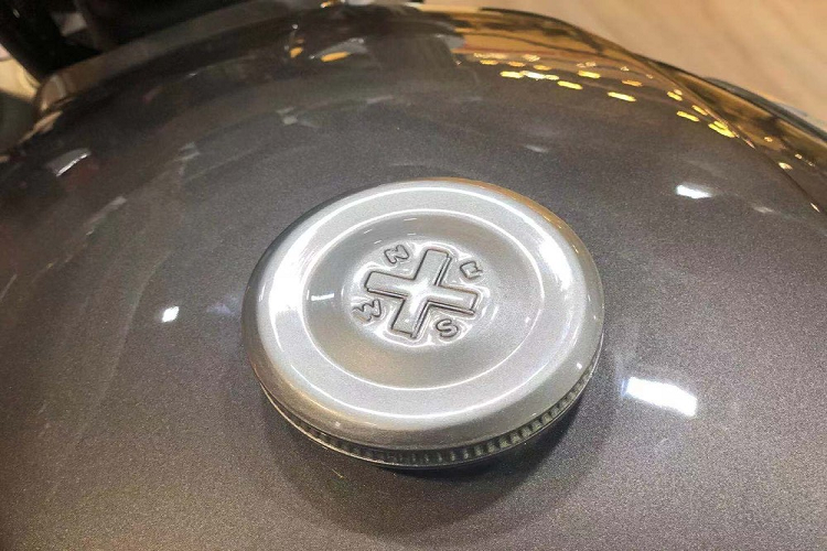 Nắp xăng được làm theo dạng xoay cổ điển dưới kiểu dáng CNC khá đẹp