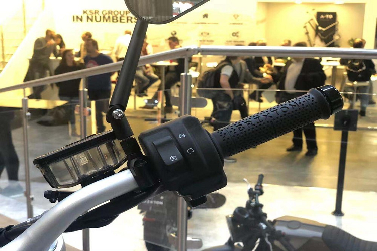 Một số chi tiết khác lại được hoàn thiện khá tốt như cùm phanh, tay nắm hay cùm điều khiển được làm khá đẹp và chắc chắn