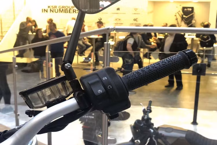 Một số chi tiết khác lại được hoàn thiện khá tốt như cùm phanh, tay nắm hay cùm điều khiển được làm khá đẹp và chắc chắn