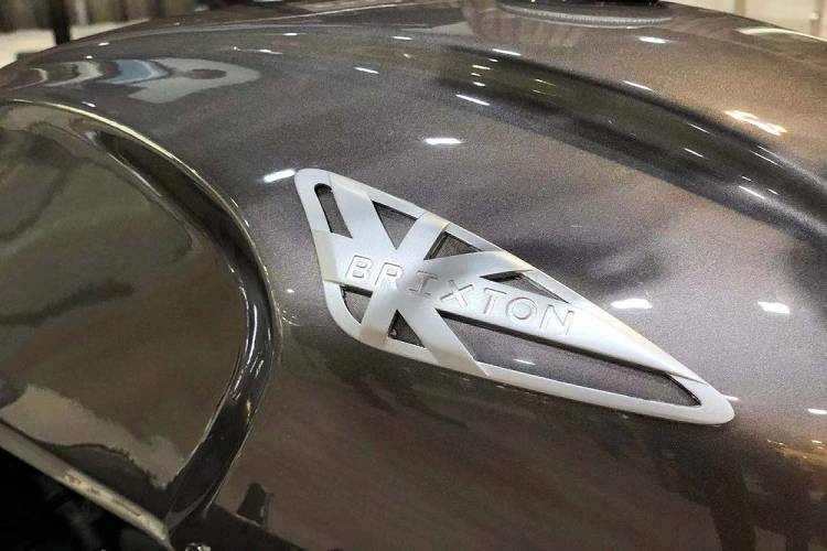 Trên bình xăng, Logo của thương hiệu môtô Brixton được làm cách điệu theo thiết kế cờ Anh khá đẹp mắt