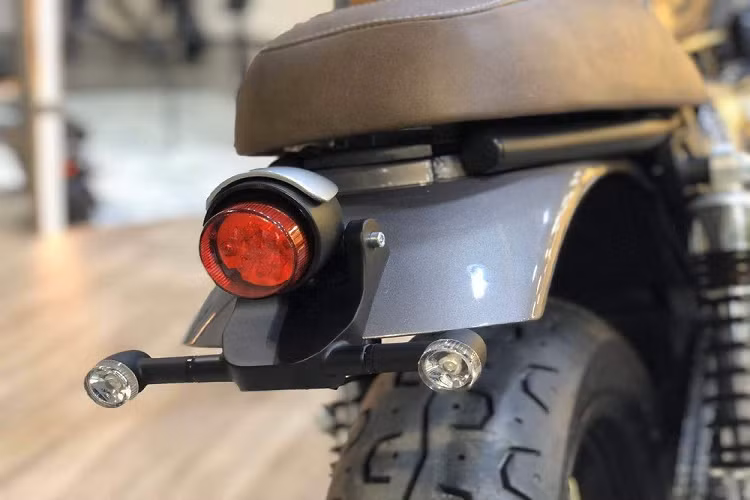 Tiếp đó, dàn đuôi chắn bùn và đèn hậu, đèn xi nhan của mẫu Concept khá giống với nhiều mẫu xe độ