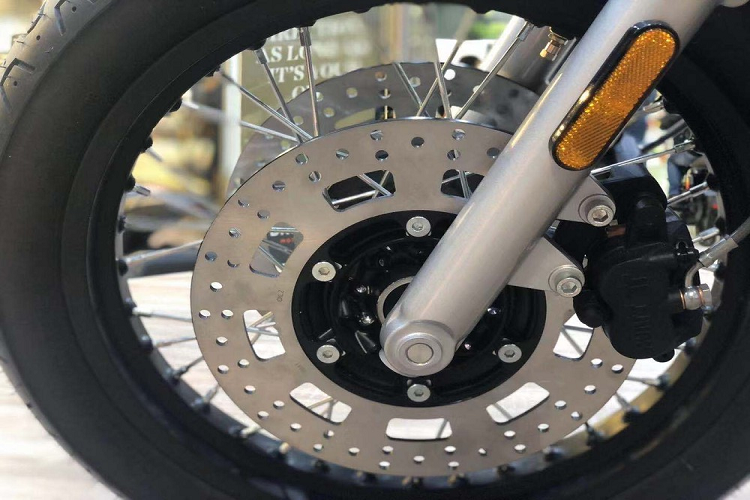 Mẫu xe mang thiết kế dàn đầu khá đẹp với tai bắt đèn pha và đồng hồ được cách điệu, cùng với đầu đèn pha LED với dạng thiết kế la bàn cùng 4 hướng khá đặc biệt. Dàn đầu xe sử dụng cặp phanh đĩa khá dày và tròn trịa, cùng với đó là cùm phanh không tên tuổi trông khá dại