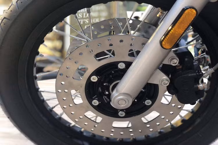 Mẫu xe mang thiết kế dàn đầu khá đẹp với tai bắt đèn pha và đồng hồ được cách điệu, cùng với đầu đèn pha LED với dạng thiết kế la bàn cùng 4 hướng khá đặc biệt. Dàn đầu xe sử dụng cặp phanh đĩa khá dày và tròn trịa, cùng với đó là cùm phanh không tên tuổi trông khá dại