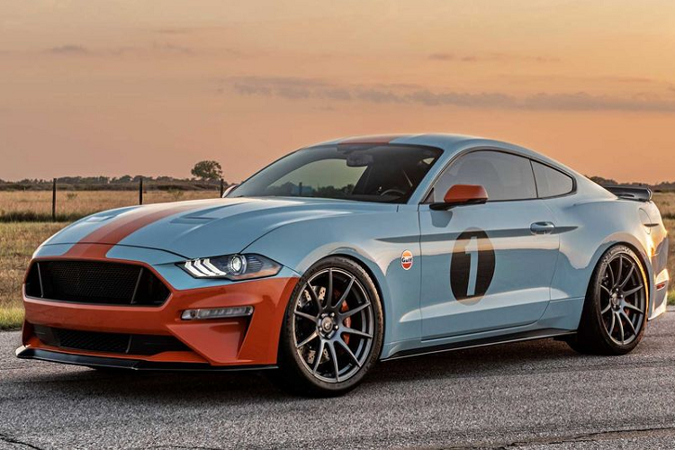 Tại sự kiện Pebble Beach năm nay, sẽ có tới hai chiếc xe Ford Mustang mới "mặc màu áo" Blue / Orange Gulf huyền thoại, một chiếc đến từ hãng độ Roush và một chiếc đến từ đại lý Brown Lee Performance có trụ sở ở bang Tennessee, Mỹ. Đây là một chi nhánh của Brown Lee Ford.