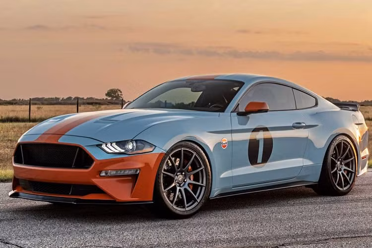 Tại sự kiện Pebble Beach năm nay, sẽ có tới hai chiếc xe Ford Mustang mới "mặc màu áo" Blue / Orange Gulf huyền thoại, một chiếc đến từ hãng độ Roush và một chiếc đến từ đại lý Brown Lee Performance có trụ sở ở bang Tennessee, Mỹ. Đây là một chi nhánh của Brown Lee Ford.