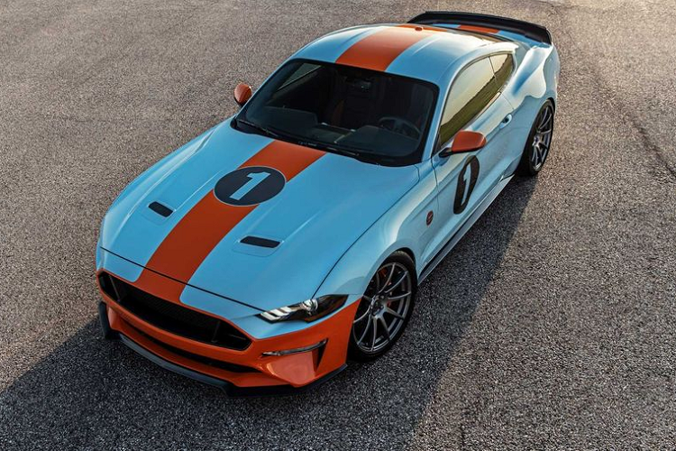 Hệ thống treo của Mustang Gulf cũng được sửa đổi, dù không có công bố chi tiết nhưng có thể thấy gầm xe đã được hạ bớt nhằm cung cấp xử lý tốt hơn cho chiếc xe cơ bắp mạnh mẽ. Bộ khuếch tán thể thao tinh chỉnh và tất nhiên Mustang Gulf Heritage Edition cũng được bổ sung các huy hiệu đặc biệt.