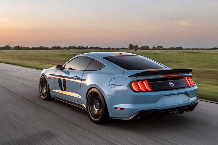 Bên cạnh đó, khối động cơ siêu nạp V8 5.0 lít của Mustang GT tiêu chuẩn đã được nâng cấp để cho ra công suất không dưới 800 mã lực, sức mạnh vẫn được gửi tới các bánh xe thông qua hộp số tự động 10 cấp hoặc số sàn 6 cấp.