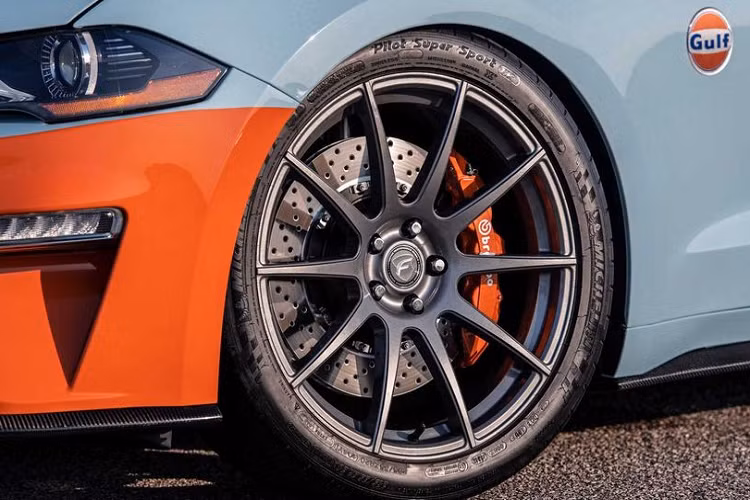 Được biết, 119 chiếc Ford Mustang Gulf Heritage Edition sẽ được cung cấp trong cả bản coupe và mui trần. Mỗi chiếc đều được hưởng bảo hành 3 năm hoặc 58.000km, tùy điều kiện nào đến trước. Chiếc xe đặc biệt sẽ có màn ra mắt công chúng đầu tiên vào Chủ Nhật tuần này, ngày 18/8/2019 tại Pebble Beach Concours d’Elegance 2019.