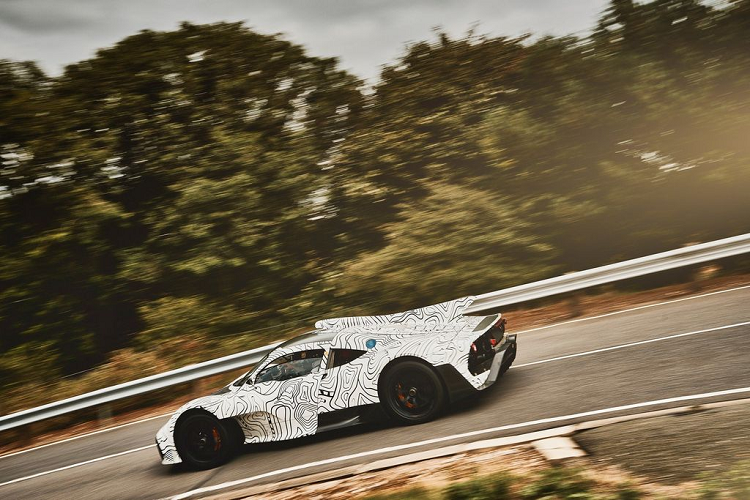 Giám đốc Quản lý Sản phẩm của Mercedes-AMG Michael Knoller trước đó đã phát biểu với Road &amp; Track rằng, họ đã thông báo tới các khách hàng về kế hoạch hoãn đợt vận chuyển mẫu siêu xe Mercedes-AMG One tới năm 2021.