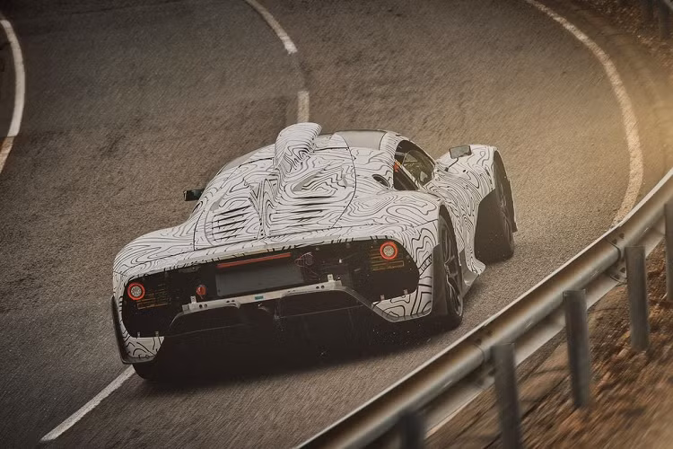 Sự thay đổi đến từ việc khối máy sẽ chỉ giới hạn vòng tua tại 11,000 thay vì 14,000 vòng/phút như trên mẫu F1, với tổng công suất dự kiến hơn 1,000 mã lực.