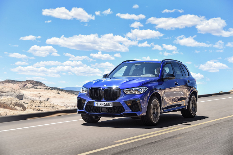 BMW X5 và X6 M có thể tăng tốc từ 0 – 100 km/h chỉ trong 3,8 giây. Hệ dẫn động được cải tiến với khả năng phân bổ lực kéo xuống cầu trước, cầu sau thông minh trong từng chế độ và điều kiện lái, người lái xe có thể điều chỉnh phân phối lực kéo giữa cầu trước/ cầu sau chỉ bằng một nút bấm bên trong cabin.