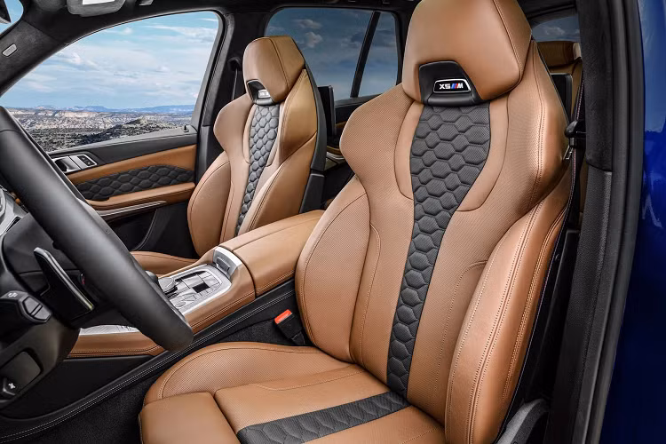 ‘’Dàn chân’’ tiêu chuẩn trên X5/X6 M sử dụng bộ mâm kích thước 21 inch. Trong khi phiên bản M Competition sử dụng mâm 21 inch ở phía trước (295/35ZR21) và 22 inch (315/30ZR22) ở phía sau. Để phân biệt so với các phiên bản thông thường, M Competition đi cùng với nhiểu điểm nhấn như lưới tản nhiệt, gương chiếu hậu và huy hiệu được sơn màu đen.