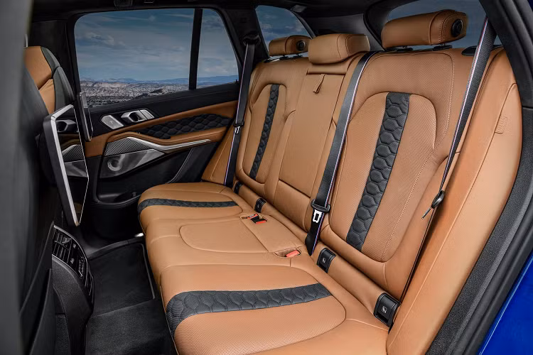 Ngoại thất với hốc gió phía trước cỡ lớn, cản trước mang thiết kế góc cạnh hầm hố, bộ khuếch tán khí động học và cụm ống xả thể thao. Ngoài yếu tố Sport, ngoại thất X5/ X6 còn được tối ưu hóa về mặt khí động học.