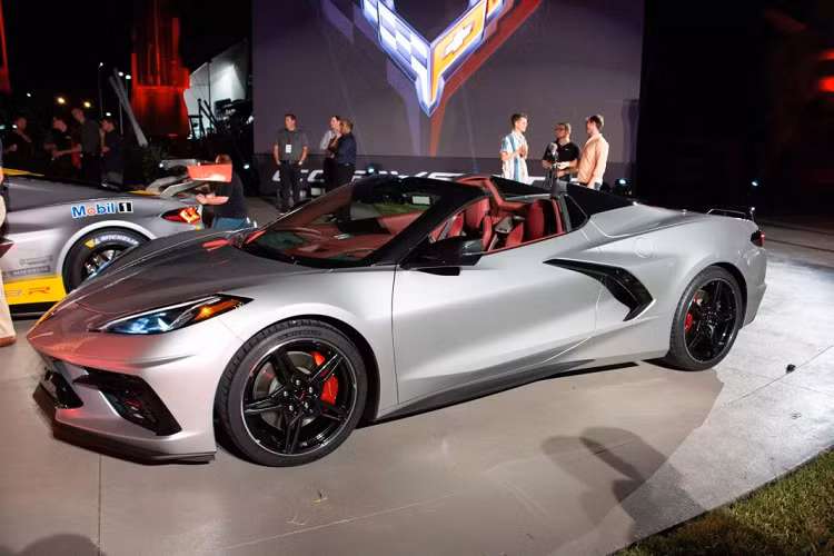 Đáng ngạc nhiên hơn khi đại diện Chevrolet cho biết thực chất Corvette C8 được phát triển ngay từ đầu dưới dạng mui trần, nhằm đảm bảo thiết kế hoàn thiện sau cùng đạt hiệu quả khí động học tối đa và giảm thiểu mọi sự khác biệt giữa 2 dạng thân xe. Corvette Convertible C8 mui trần chỉ nặng hơn Corvette C8 tiêu chuẩn đúng 36 kg, đồng thời rất hấp dẫn khi giá bán chỉ cao hơn 7.500 USD so với cấu hình Stingray 1LT Coupe.