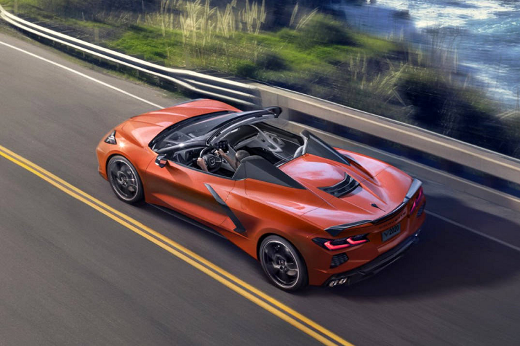 Cabin của Corvette C8 thiết kế theo cảm hứng từ các dòng tiêm kích F-22 và F-35, với cấu trúc táp-lô nghiêng về phía người lái, tăng thêm sự phấn khích cũng như tự hào cho những ai sở hữu xe. Ghế ngồi có 3 tùy chọn từ êm ái cho đến kiểu thể thao ôm sát thân. Có tất cả 6 cách phối màu nội thất để kết hợp cùng các tùy chọn màu dây đai an toàn, chỉ khâu và cả 12 màu sơn ngoại thất xe.