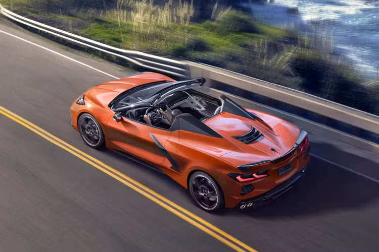 Cabin của Corvette C8 thiết kế theo cảm hứng từ các dòng tiêm kích F-22 và F-35, với cấu trúc táp-lô nghiêng về phía người lái, tăng thêm sự phấn khích cũng như tự hào cho những ai sở hữu xe. Ghế ngồi có 3 tùy chọn từ êm ái cho đến kiểu thể thao ôm sát thân. Có tất cả 6 cách phối màu nội thất để kết hợp cùng các tùy chọn màu dây đai an toàn, chỉ khâu và cả 12 màu sơn ngoại thất xe.