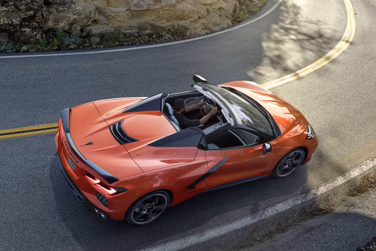 Những ai từng quen với cảm giác lái xe có cần số bên hông sẽ phải học cách tiếp cận mới khi ngồi vào Corvette C8. Xe được thiết kế để chuyển trạng thái tiến – lùi – dừng/đỗ thông qua nút bấm. Cặp lẫy chuyển số đặt sau vô-lăng. Bảng đồng hồ hoàn toàn là kỹ thuật số. Hiển thị thông tin giải trí là màn hình 12 inch với giao diện hiện đại và hỗ trợ đầy đủ các kết nối thông dụng hiện nay, bao gồm cả ra lệnh bằng giọng nói.