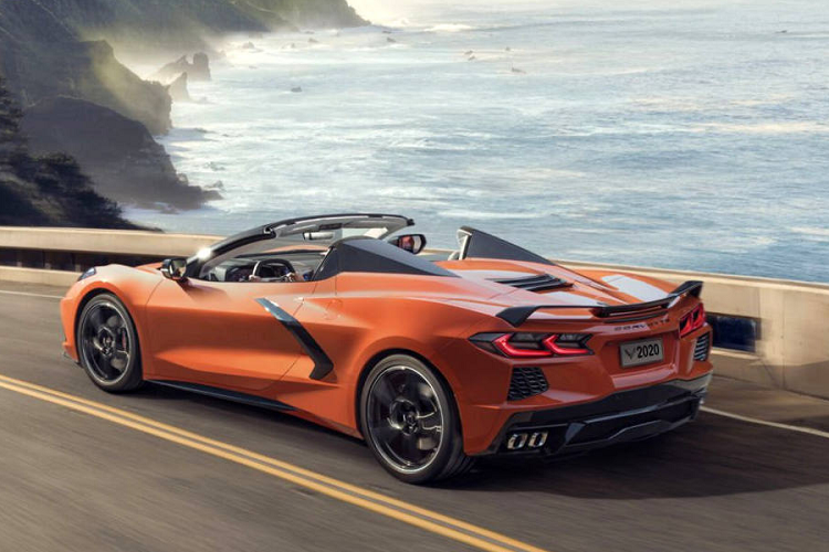 Phần mui xếp của Corvette Convertible C8 2020 mới tuy không được làm hoàn toàn bằng vật liệu sợi carbon đắt đỏ mà chỉ được gia cố một phần, nhưng vẫn giảm tối đa khối lượng phát sinh cũng như đem tới ấn tượng về sự thể thao, năng động và trẻ trung hơn về khía cạnh thẩm mỹ. Đây cũng là mẫu xe Corvette đầu tiên trong lịch sử ứng dụng cấu trúc mui xếp cứng hardtop, có hiệu quả cách âm tốt hơn và tăng cường sự an toàn so với mui xếp mềm của các thế hệ trước đây.