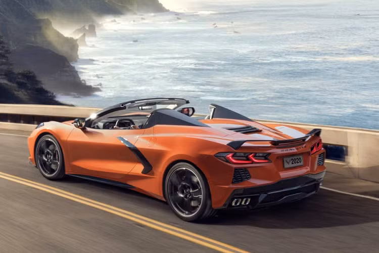 Phần mui xếp của Corvette Convertible C8 2020 mới tuy không được làm hoàn toàn bằng vật liệu sợi carbon đắt đỏ mà chỉ được gia cố một phần, nhưng vẫn giảm tối đa khối lượng phát sinh cũng như đem tới ấn tượng về sự thể thao, năng động và trẻ trung hơn về khía cạnh thẩm mỹ. Đây cũng là mẫu xe Corvette đầu tiên trong lịch sử ứng dụng cấu trúc mui xếp cứng hardtop, có hiệu quả cách âm tốt hơn và tăng cường sự an toàn so với mui xếp mềm của các thế hệ trước đây.