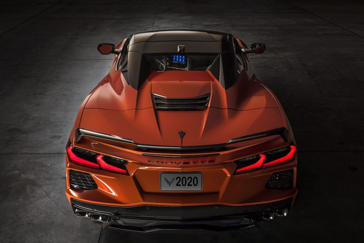 Khối động cơ đặt ở giữa thân xe Corvette C8 là cỗ máy xăng V8 hút khí tự nhiên mang tên LT2 với dung tích 6.2L, có khả năng sản sinh lượng công suất 490 mã lực (365 kW) nhờ đạt mô men xoắn cực đại 630 Nm. Nó được kết hợp cùng với hộp số ly hợp kép 8 cấp do Tremec thiết kế và truyền sức mạnh đến 2 bánh sau. Kể từ thế hệ này, Corvette cũng sẽ không còn tùy chọn hộp số sàn nữa.