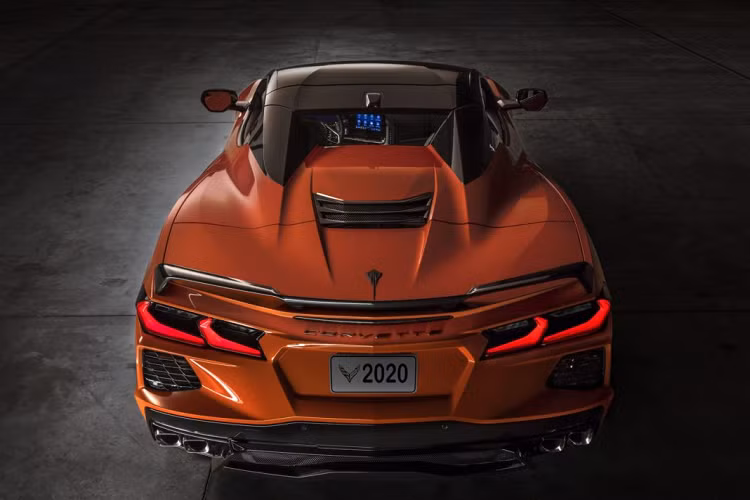 Khối động cơ đặt ở giữa thân xe Corvette C8 là cỗ máy xăng V8 hút khí tự nhiên mang tên LT2 với dung tích 6.2L, có khả năng sản sinh lượng công suất 490 mã lực (365 kW) nhờ đạt mô men xoắn cực đại 630 Nm. Nó được kết hợp cùng với hộp số ly hợp kép 8 cấp do Tremec thiết kế và truyền sức mạnh đến 2 bánh sau. Kể từ thế hệ này, Corvette cũng sẽ không còn tùy chọn hộp số sàn nữa.