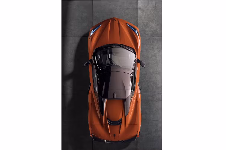 Tấm kính chắn gió phía sau nâng hạ bằng điện để nâng hạ, tối ưu cho việc giảm khí quẩn và hạn chế độ ồn gió ảnh hưởng tới khoang cabin. Các kỹ sư Chevrolet còn tinh chỉnh lại các lò xo và giảm chấn để giúp chiếc mui xếp có thể đạt được hiệu năng như bản coupe. Lực cản gió có thể được giảm thêm nữa nếu trang bị gói nâng cấp Z51 Performance Package với thành phần cánh gió đuôi bổ sung gắn liền vào phía cuối mui.